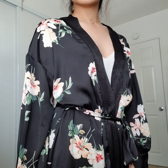 Other - SOLD Millibon Black Floral Robe/Kimono🌺😍
